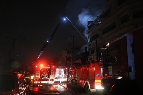  آتش سوزی گسترده در یک هایپرمارکت رشتیان/اعزام ۵۹ آتش نشان به محل حادثه/تصاویر