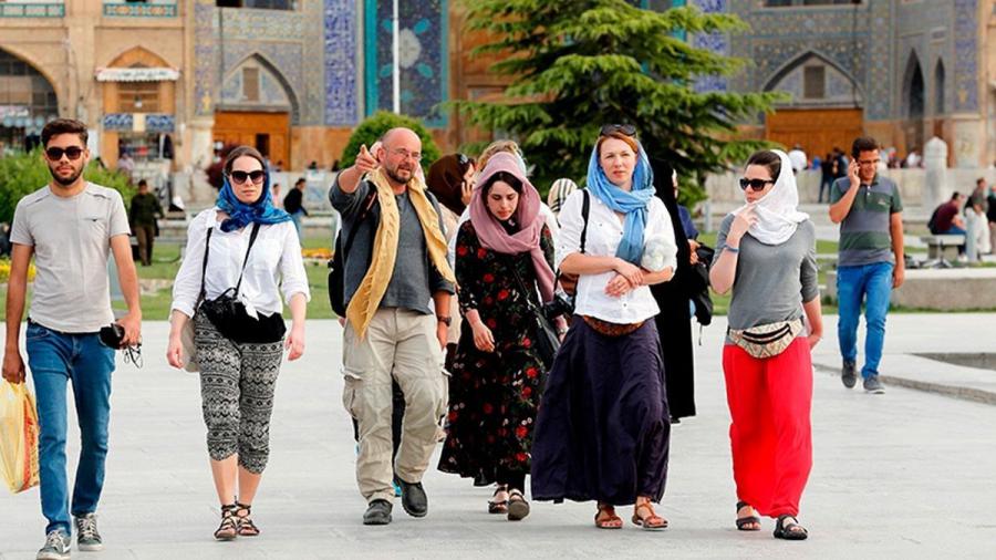 کسی که حاضر نیست برای دیدن ایران یک شال سر کند، اصلا سفر نکند
