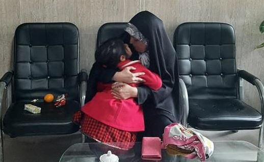 پلیس آستانه اشرفیه دختربچه گمشده را به آغوش خانواده اش بازگرداند
