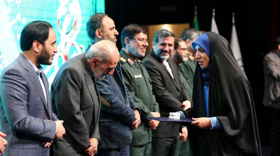 حسین شریعتمداری جهادگر رسانه ای سال شد، سخنگوی دولت رئیسی، چهره رسانه ای ۱۴۰۱/ تقدیر از آمنه سادات ذبیح پور