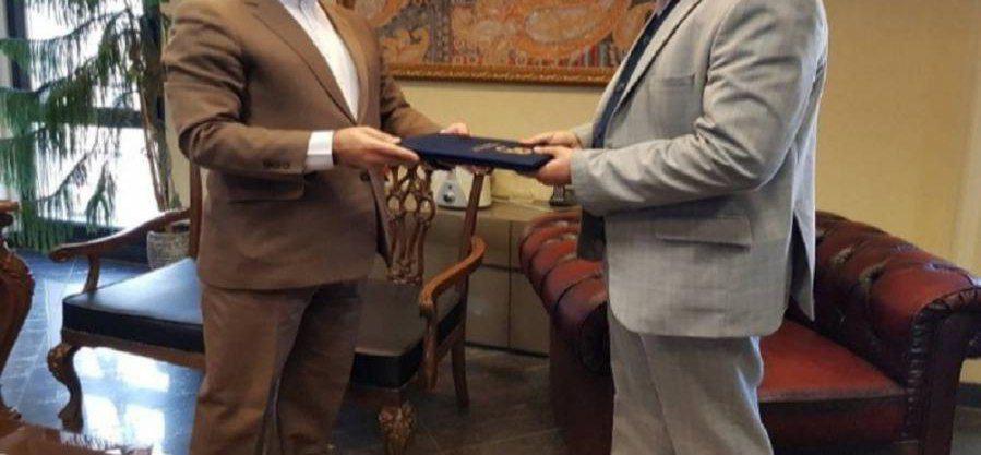  آقای مدیر به دلیل هدیه دادن به خودش از جیب بازنشستگان برکنار شد!