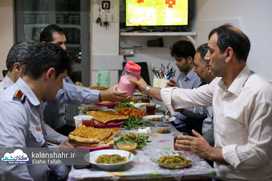 گزارش تصویری از افطاری در ایستگاه آتش نشانی رشت