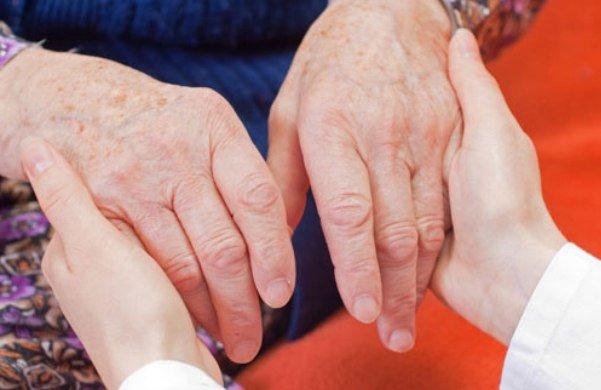 شایع ترین علامت پارکینسون چیست و در چه سنی بروز می کند؟