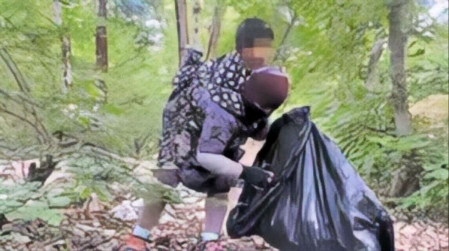 این زن کارگر، پسر ۲ ساله‌اش را به کول می‌بندد و جنگل را تمیز می‌کند
