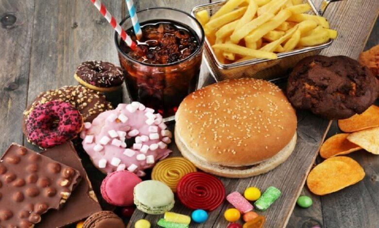 این غذاها و نوشیدنی ها پیرتان می کند