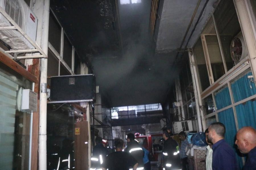 مهار آتش سوزی یک مغازه کفش فروشی در رشت