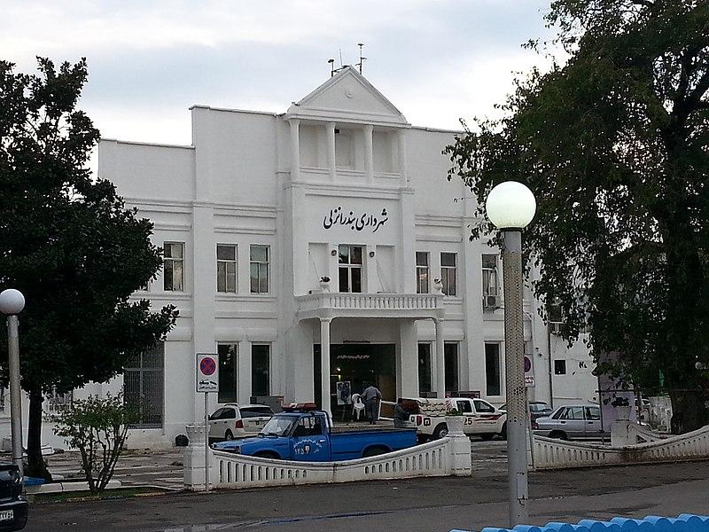 شهردار انزلی به دلیل دریافت حق جلسه ۳ میلیونی از کمیسیون ماده ۱۰۰با حکم‌قضایی برکنار شد