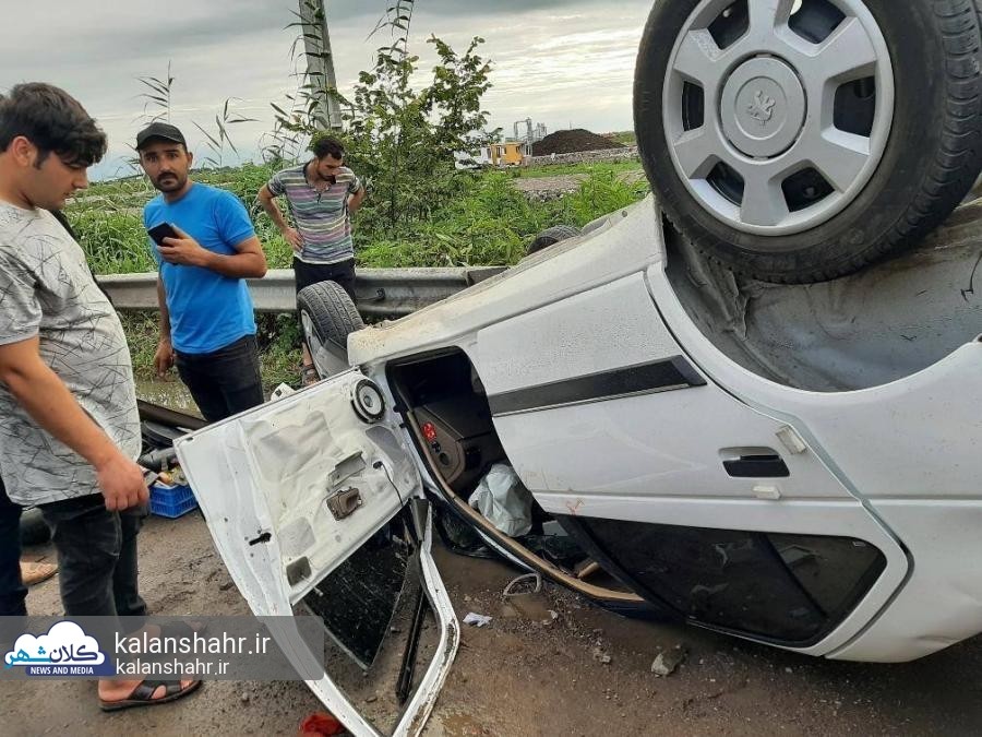 برخورد با گاردریل و واژگونی پژو 405 در جاده جیرده/عکس برخورد با گاردریل و واژگونی پژو 405 در جاده جیرده/عکس