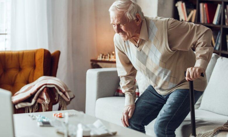 چرا با افزایش سن، نشستن و برخاستن دشوار می شود؟