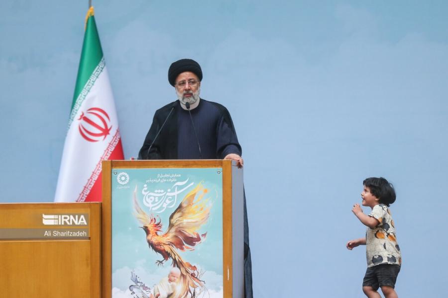 عکس کودکِ لَم داده بر صندلی در حضور رئیس جمهور سوژه ی مراسم هفته بهزیستی 
