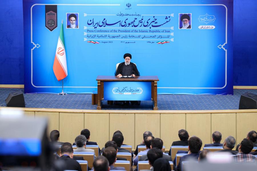 رییسی: رایگان شدن آب و برق و گاز خانواده های کم درآمد در برنامه دولت است