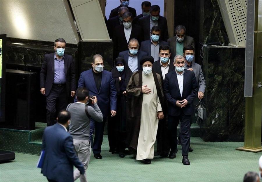 یک وزیر که تغییر می کند، از بس همشهری هایش را می آورد، لهجه وزارتخانه هم عوض می شود