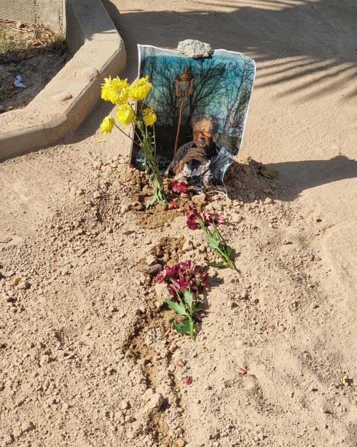 تصویری جدید از سنگ مزار مرحوم مهرجویی در بهشت زهرا / عکس