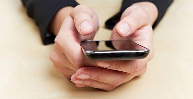 تفتیش دانش‌آموزان یک مدرسه دخترانه با تجهیزات الکترونیکی