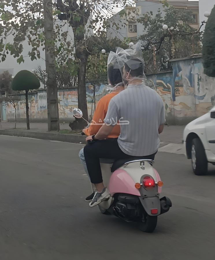 ابتکار عجیب و خطرناک ۲ موتورسوار رشتی برای در امان ماندن از گردوخاک‌ِ باد گرم 