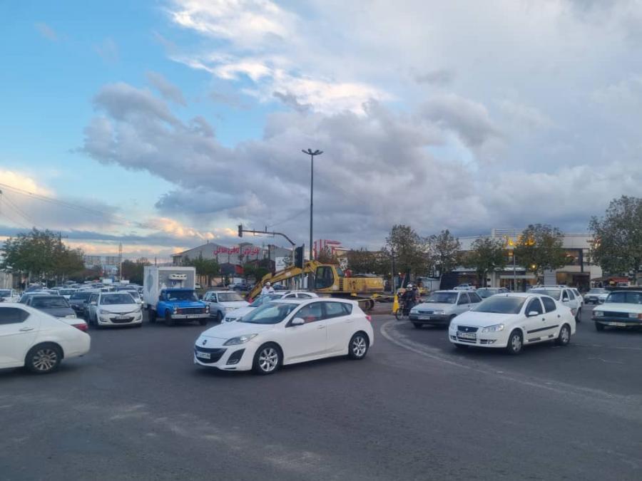 اصلاح هندسی تقاطع فرزانه رشت باسرعت درحال اجراست/شهروندان ترافیک ۱۰روزه را تحمل کنند