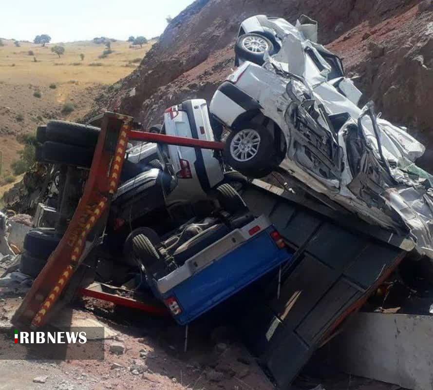 آسیب به ۸ خودرو در پی واژگونی تریلی حامل ماشین‌های صفر کیلومتر