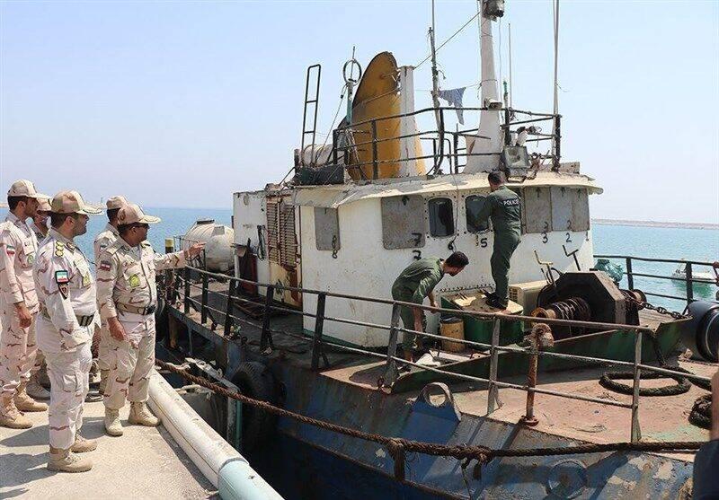 توقیف ۲ شناور حامل ۲۱۰ هزار لیتر سوخت قاچاق در خلیج فارس/ ۱۴ قاچاقچی دستگیر شدند