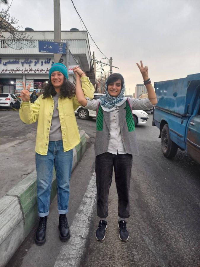  تشکیل پرونده قضایی برای الهه محمدی و نیلوفر حامدی چند ساعت بعد از آزادی به جرم کشف حجاب