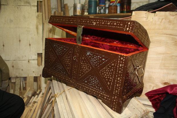 چراغ حجره تنها استادکار «صندوق بولاکی» در باقرآباد رشت روشن است