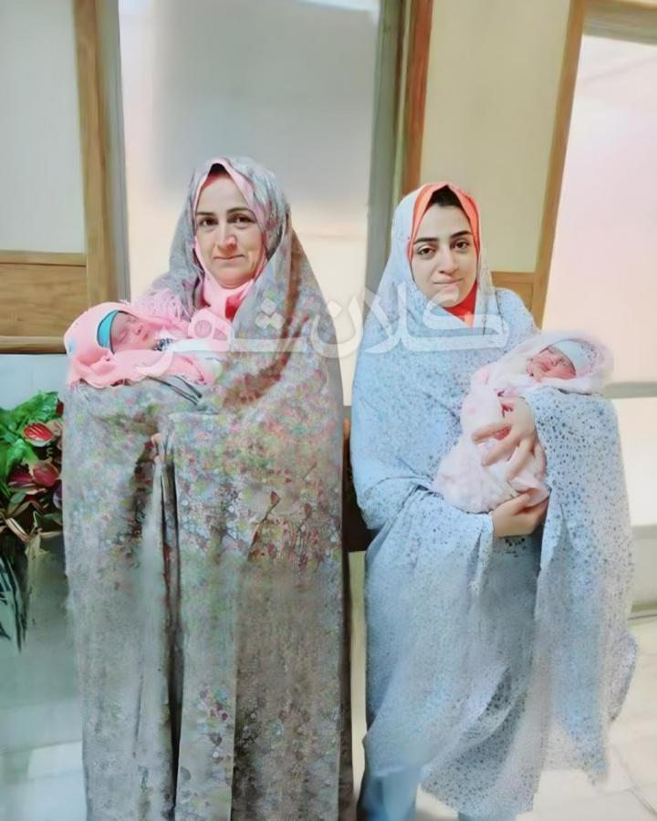 مادر و دختری که در یک روز بچه دار شدند+ عکس
