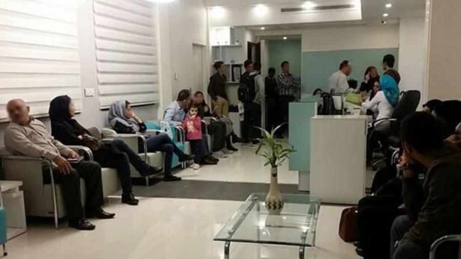 معاینه همزمان چند بیمار در مطب ممنوع است