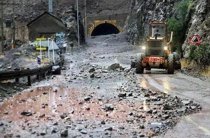 سقوط هولناک سنگ روی خودرو سواری در جاده شمال حادثه آفرید/عکس
