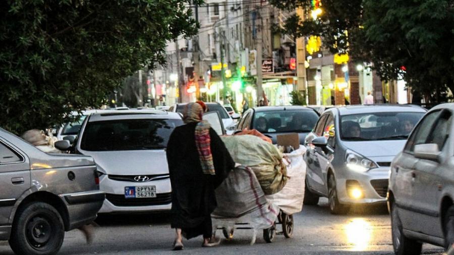 بسیاری از بانوان زباله  گرد سرپرست خانوار به دلیل سودآوری زباله گردی این شغل را رها نمی کنند