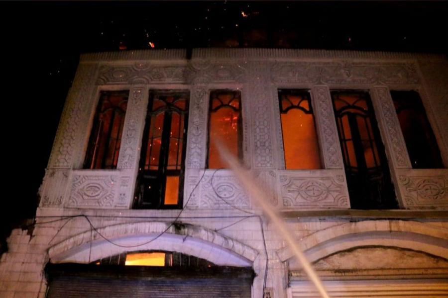 عمارت قدیمی چله خانه رشت در آتش سوخت