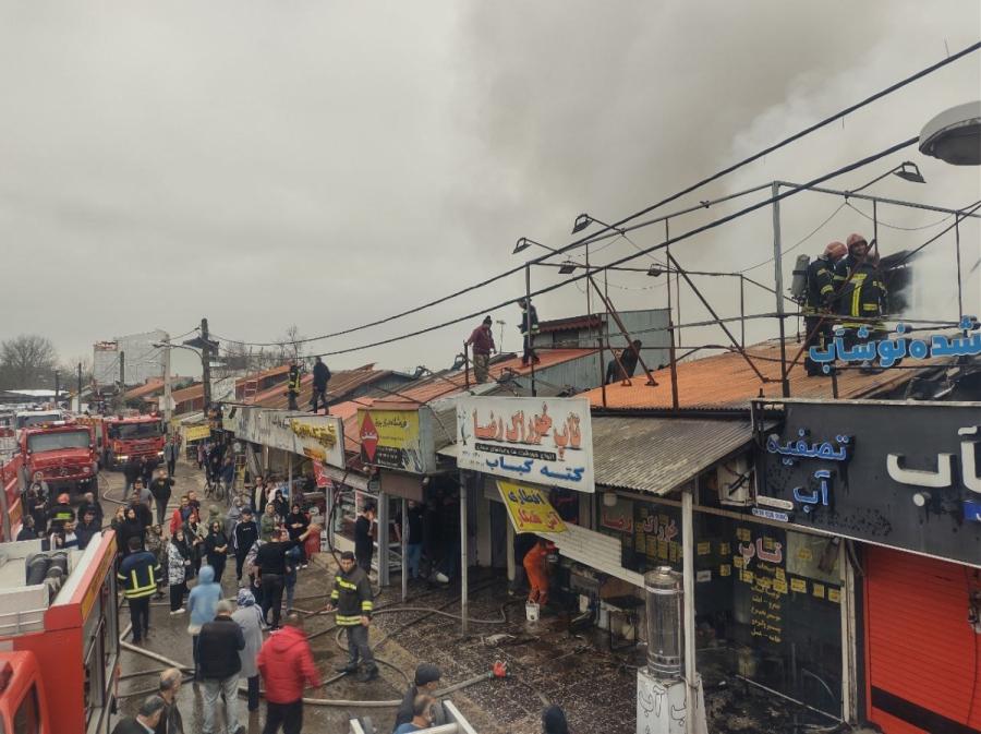 آتش گرفتن یک خانه مخروبه در فخب رشت، ۶ مغازه را به آتش کشید/تصاویر