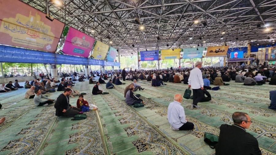 آمار عجیب یک فعال سیاسی و عکسهایی از تعداد نمازگزاران پای خطبه کاظم صدیقی