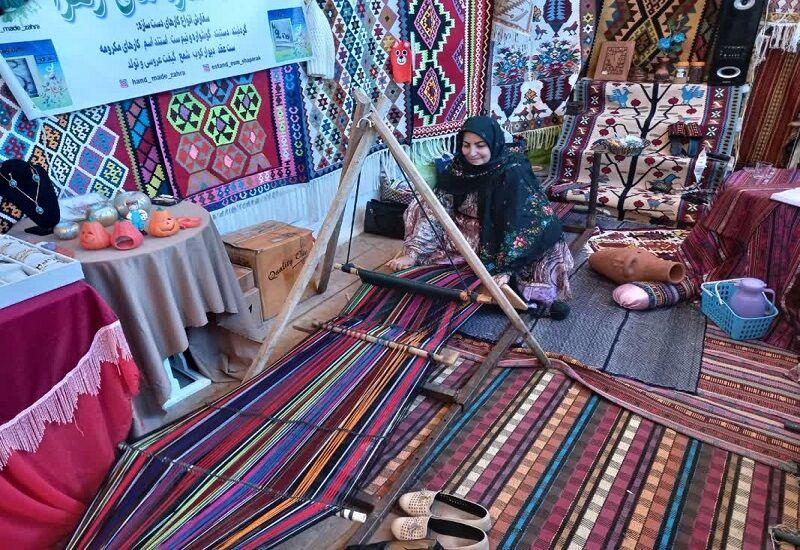  عنبران آستارا روستای گلیم ایران؛وقتی زنان گیلانی بدون نقشه تابلوهای زیبا می آفرینند
