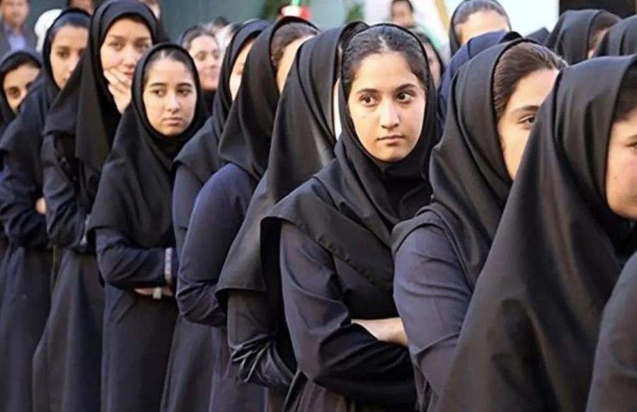 دفاع تمام قد روزنامه اصولگرا از ازدواج دختران دانش آموز؛ به جای دوستی، راه درست ازدواج را انتخاب کرده اند!