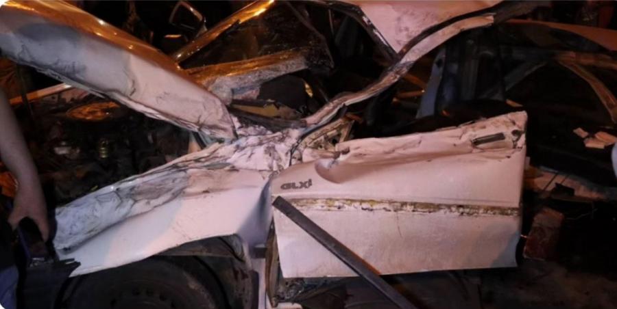 واژگونی و نشت بنزین در حادثه تصادف ۴ خودرو در رشت