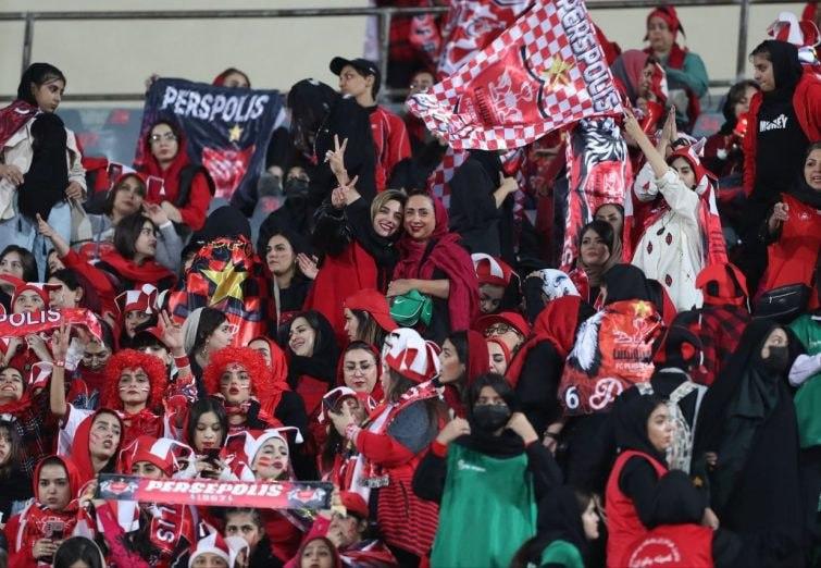 عکسی نمادین و جالب از تنها هوادار زن بازی پرسپولیس و نساجی در قائم شهر