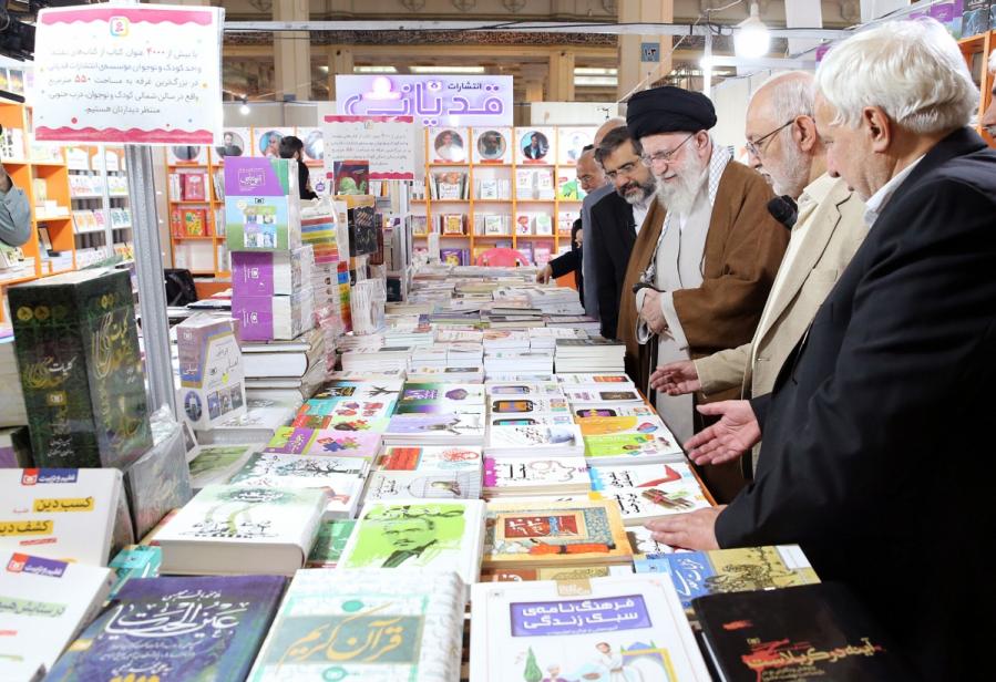 نباید فضای مجازی جای کتابخوانی را بگیرد/تولید کتاب و ترویج کتابخوانی، وظیفه مهم مسئولان