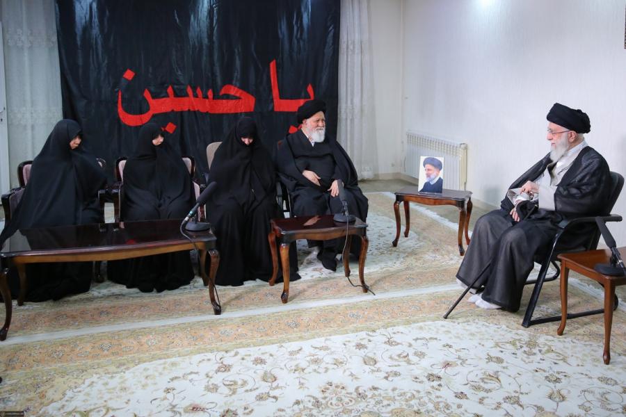 حضور رهبر انقلاب در منزل رئیس جمهور شهید ابراهیم رئیسی/عکس