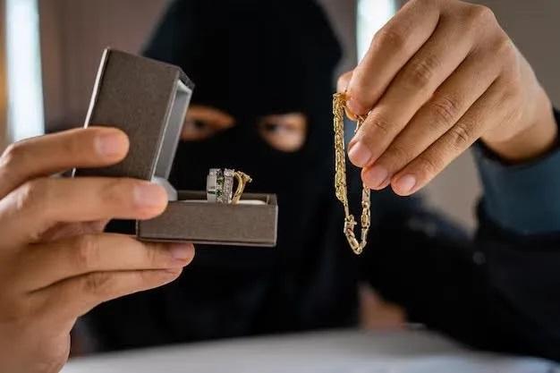 دزدی که هم طلاهای زنم را بُرد و هم باعث بیماری اش شد