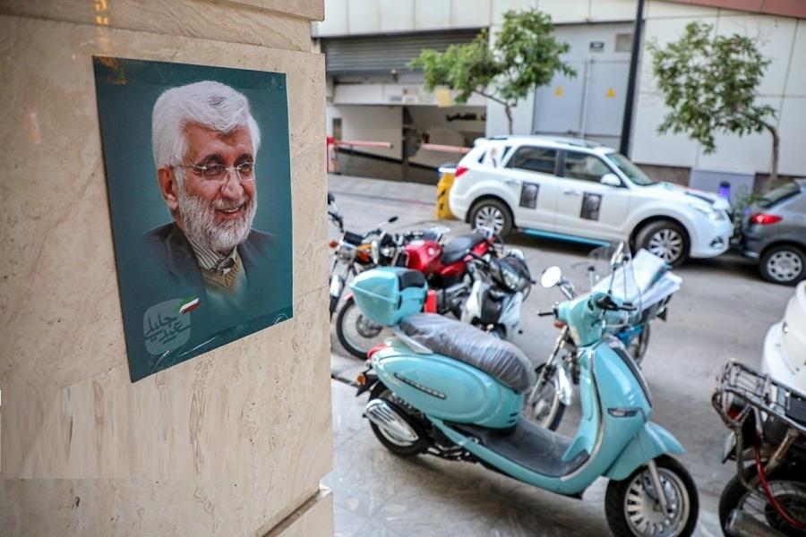 عکس و فیلم/بازداشت عامل پرتاب کوکتل مولوتف به ستاد انتخاباتی جلیلی در مشهد