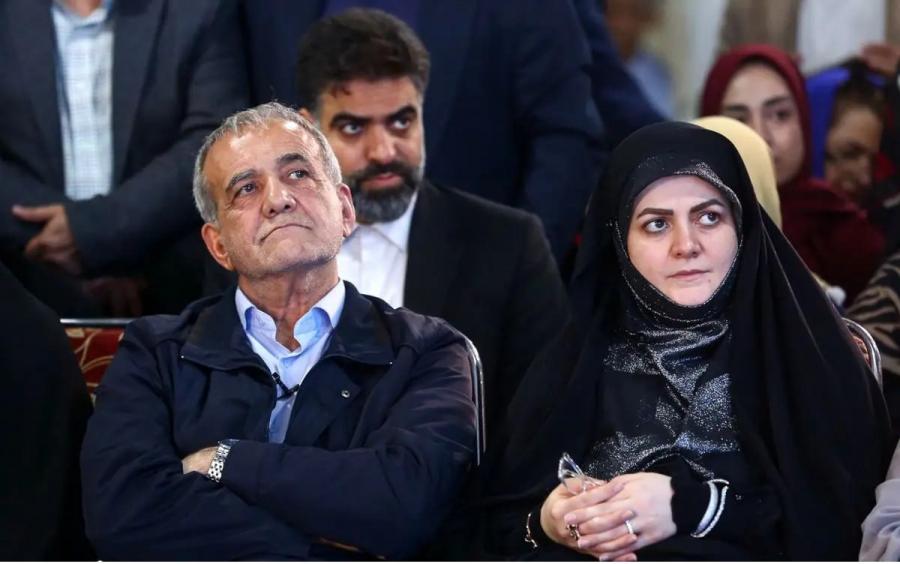 اولین تصویر از حضور پزشکیان در منزل شهید رییسی