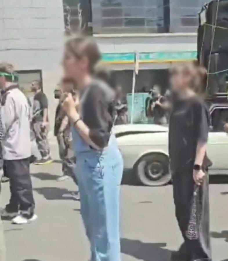 شناسایی و احضار دختران بی حجابی که روز عاشورا در دسته عزاداری کرج زنجیر زدند