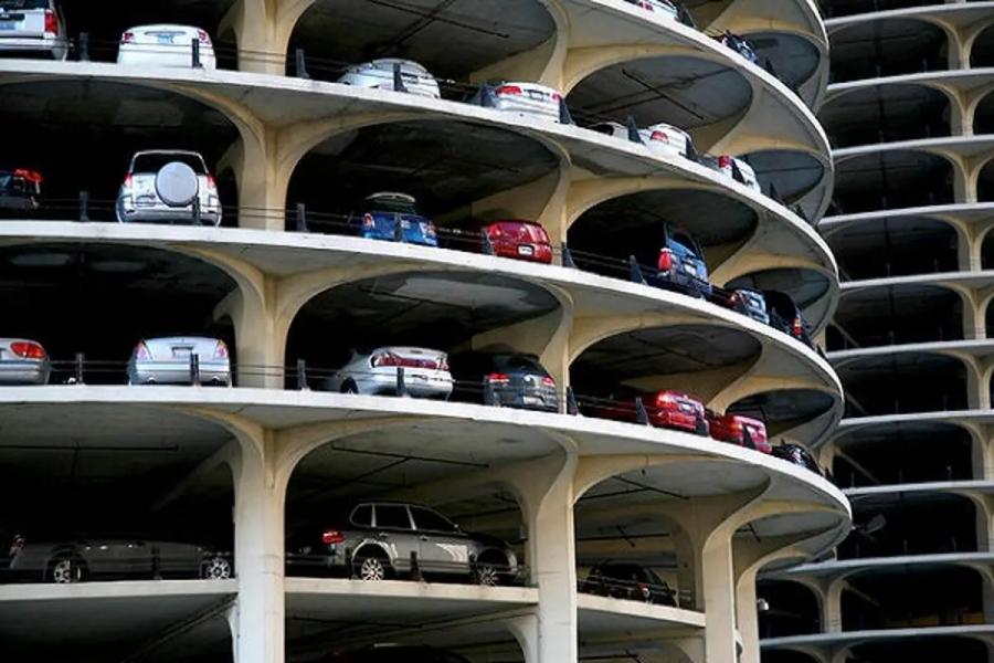 خیابان تختی رشت به پارکینگ طبقاتی نیاز دارد