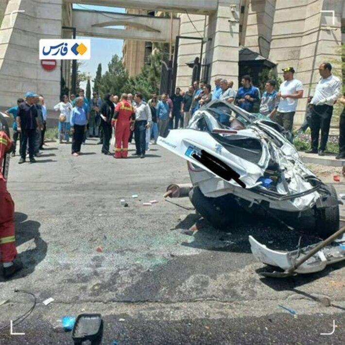 زیر گرفتن ۱۱ خودرو توسط کامیون حمل نوشابه در سعادت آباد تهران/تصاویر زیر گرفتن ۱۱ خودرو توسط کامیون حمل نوشابه در سعادت آباد تهران/تصاویر