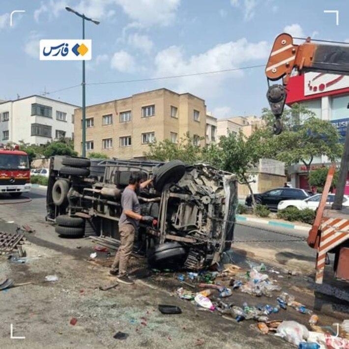 زیر گرفتن ۱۱ خودرو توسط کامیون حمل نوشابه در سعادت آباد تهران/تصاویر زیر گرفتن ۱۱ خودرو توسط کامیون حمل نوشابه در سعادت آباد تهران/تصاویر