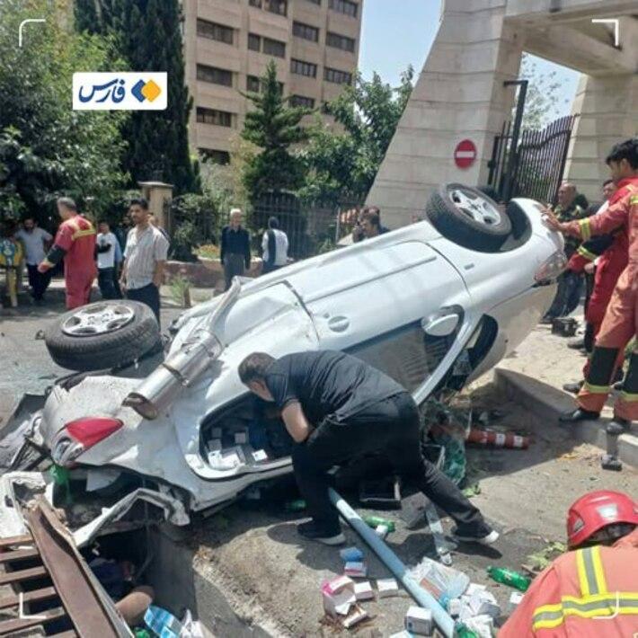 زیر گرفتن ۱۱ خودرو توسط کامیون حمل نوشابه در سعادت آباد تهران/تصاویر زیر گرفتن ۱۱ خودرو توسط کامیون حمل نوشابه در سعادت آباد تهران/تصاویر