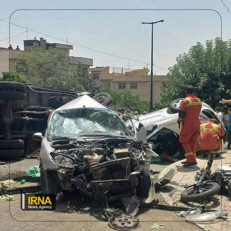 زیر گرفتن ۱۱ خودرو توسط کامیون حمل نوشابه در سعادت آباد تهران/تصاویر