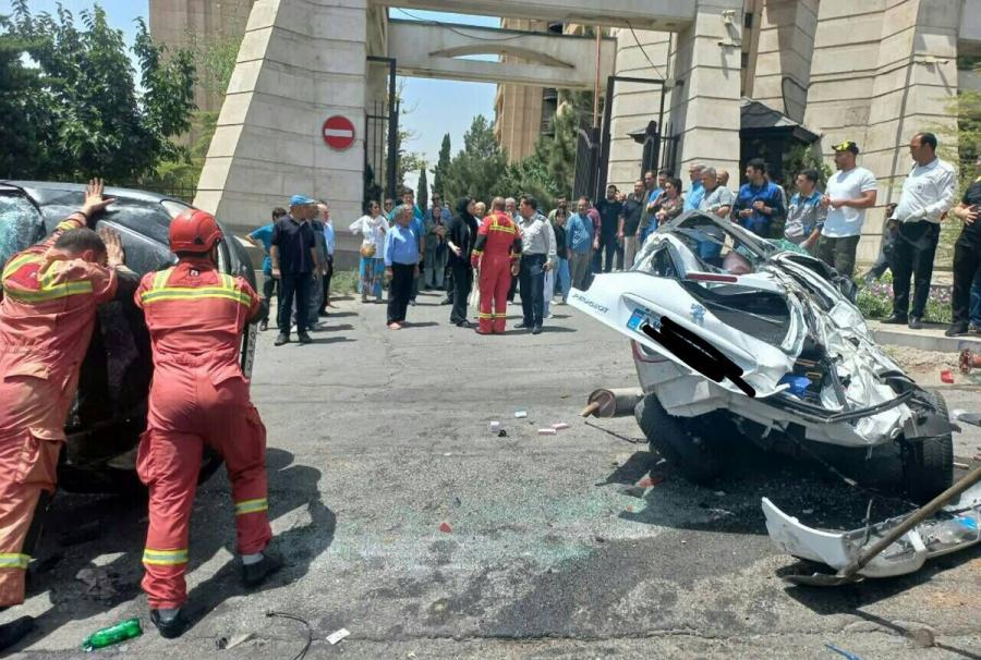 زیر گرفتن ۱۱ خودرو توسط کامیون حمل نوشابه در سعادت آباد تهران/تصاویر زیر گرفتن ۱۱ خودرو توسط کامیون حمل نوشابه در سعادت آباد تهران/تصاویر