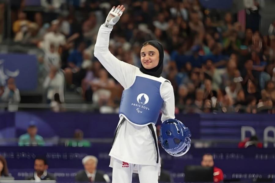 مدال نقره پارالمپیک بر گردن دختر تکواندوکار ۱۵ ساله ایرانی