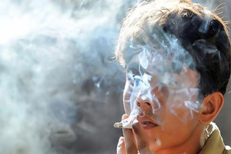باج یک ریالی به زن همسایه در رودبار برای فاش نکردن راز سیگار نزد پدر