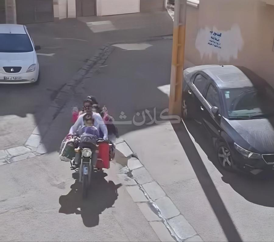 عکس خبرساز مرد موتورسوار با ۵فرزند دانش‌آموز